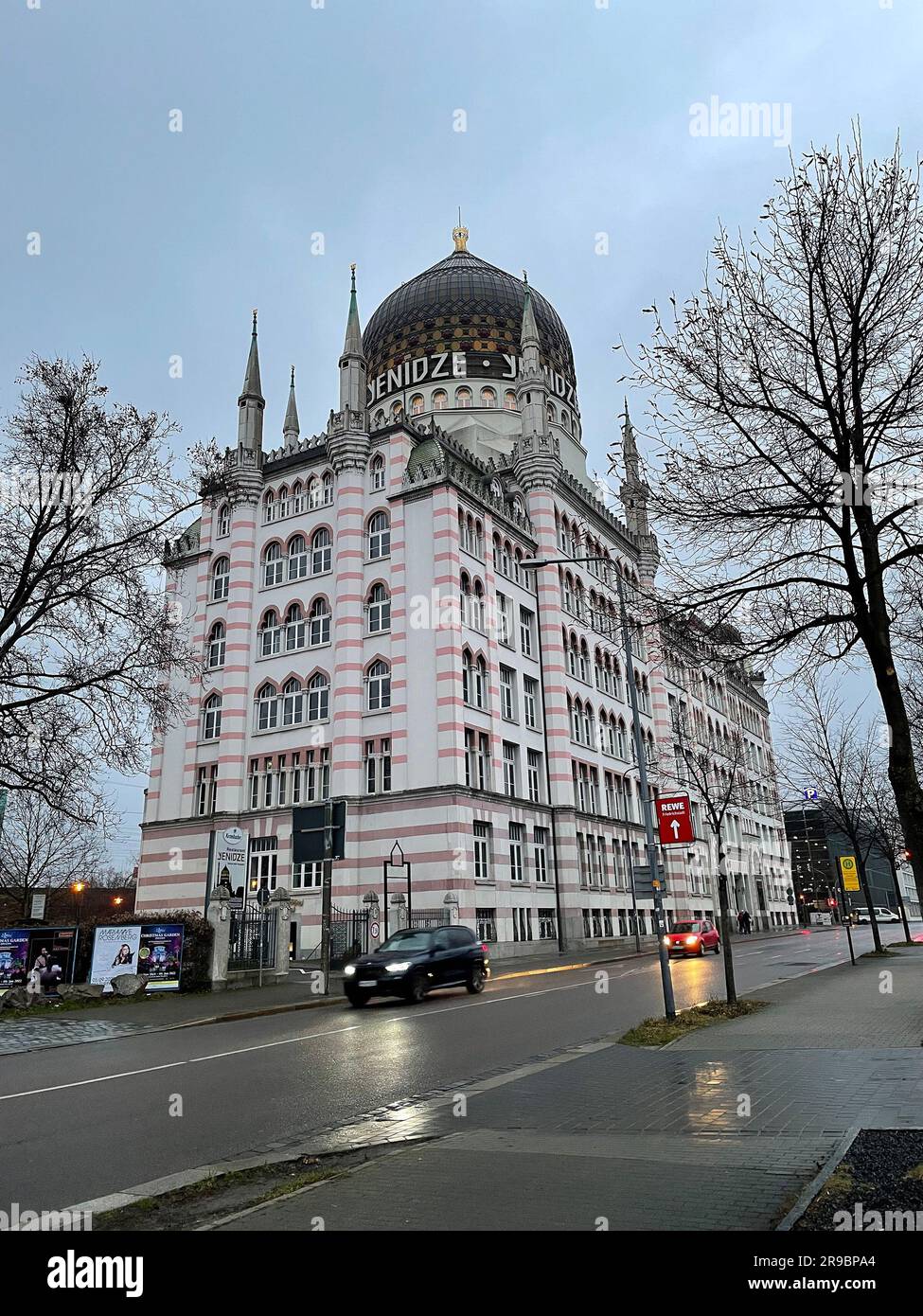 Dresden, Deutschland - 19. DEZEMBER 2021: Yenidze ist ein ehemaliges Zigarettenfabrikgebäude in Dresden, erbaut 1907-1909. Heute wird es als Bürogebäude Nr. genutzt Stockfoto