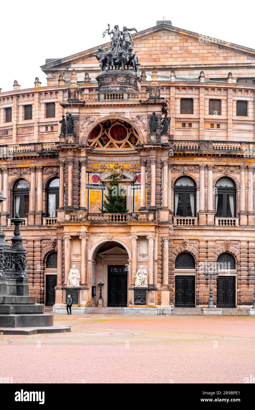 Dresden, Deutschland - 19. Dezember 2021: Historisches Semperoper-Gebäude, Staatsoper in der Dresdner Altstadt, Sachsen. Stockfoto