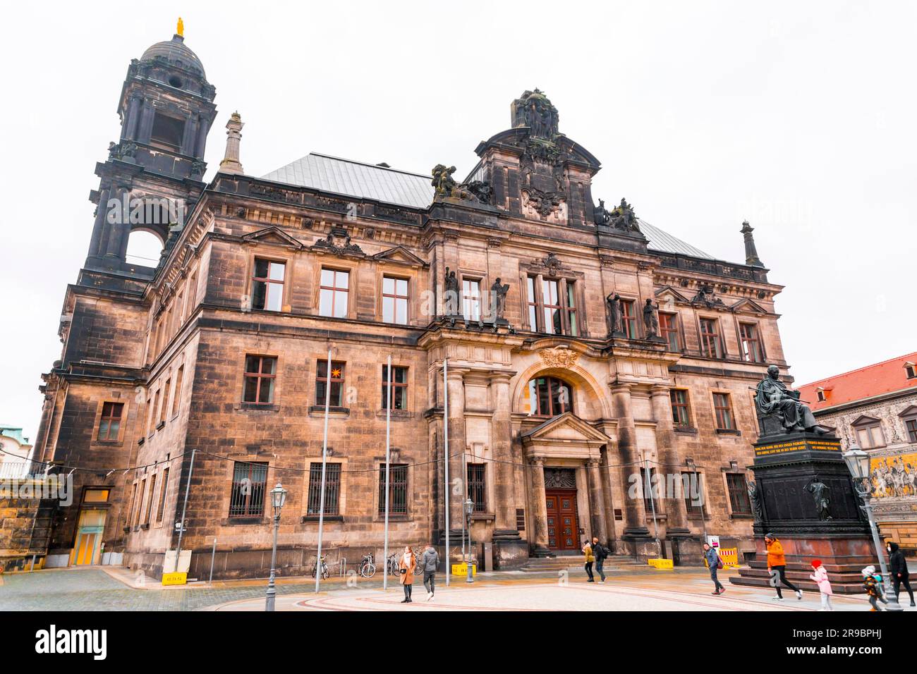 Dresden, Deutschland - 19. Dezember 2021: Außenansicht des Sachsischen Staendehauses am Schlossplatz in der Dresdner Altstadt Stockfoto