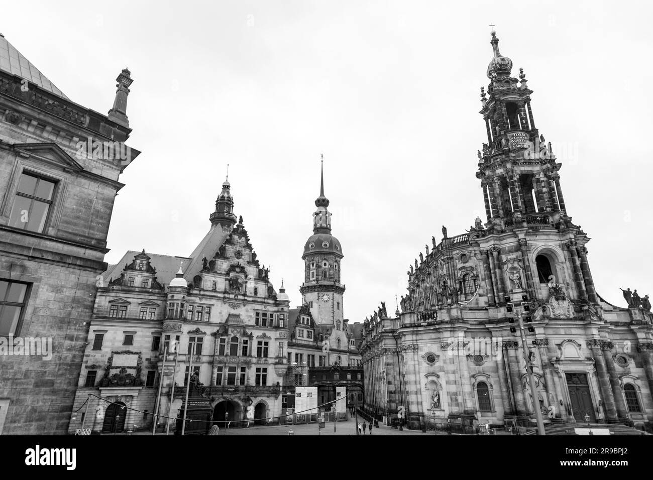 Dresden, Deutschland - 19. Dezember 2021: Außenansicht der Kathedrale der Heiligen Dreifaltigkeit, Katolische Hofkirche in der Dresdner Altstadt. Stockfoto