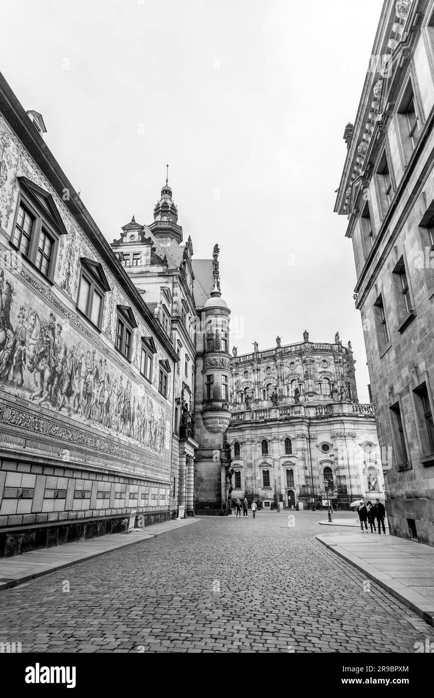 Dresden, Deutschland - 19. Dezember 2021: Fürstenzug, ein Porzellangemälde zur Darstellung der sächsischen Kaiser in der Augustusstraße, Dresdner Altstadt. Stockfoto