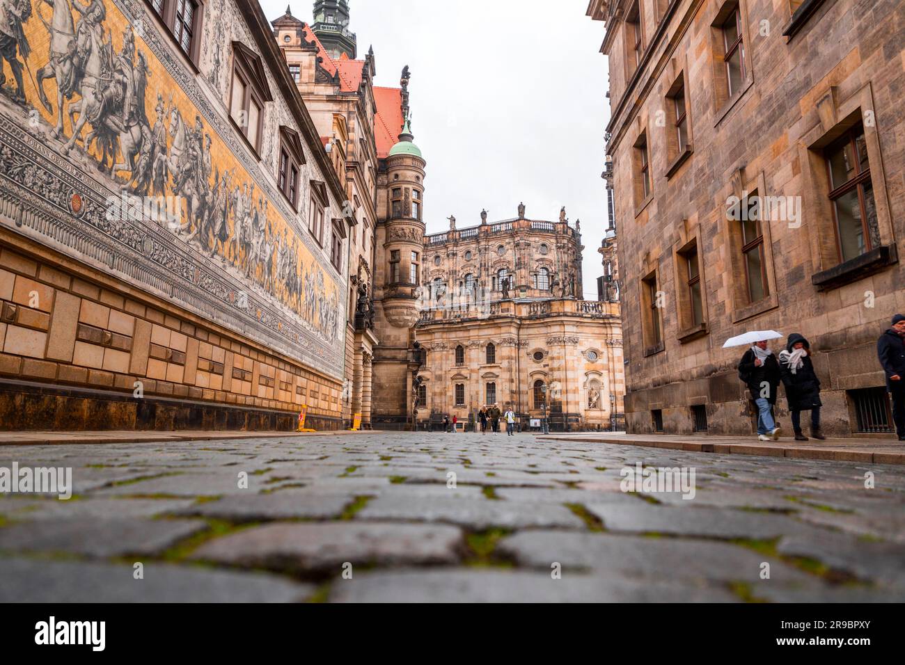 Dresden, Deutschland - 19. Dezember 2021: Fürstenzug, ein Porzellangemälde zur Darstellung der sächsischen Kaiser in der Augustusstraße, Dresdner Altstadt. Stockfoto