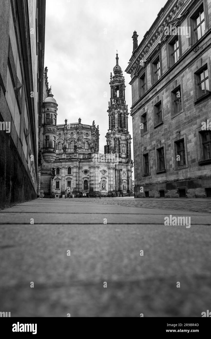 Dresden, Deutschland - 19. Dezember 2021: Außenansicht der Kathedrale der Heiligen Dreifaltigkeit, Katolische Hofkirche in der Dresdner Altstadt. Stockfoto