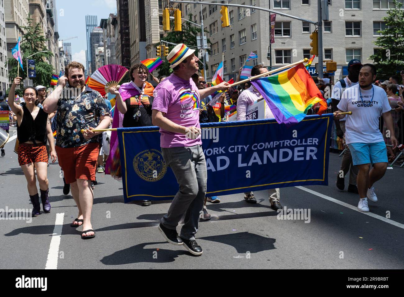 New York, USA. 25. Juni 2023. NYC Comptroller Brad Lander marschiert am 25. Juni 2023 bei der 2023 Pride Parade in New York, New York. (Foto: Gabriele Holtermann/Sipa USA) Guthaben: SIPA USA/Alamy Live News Stockfoto