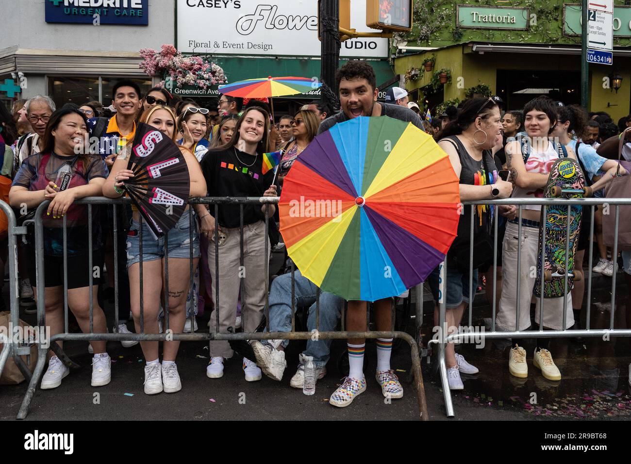 New York, USA. 25. Juni 2023. Tausende von Feiern planten die Straßen für die 2023 Pride Parade in New York, New York, am 25. Juni 2023. (Foto: Gabriele Holtermann/Sipa USA) Guthaben: SIPA USA/Alamy Live News Stockfoto