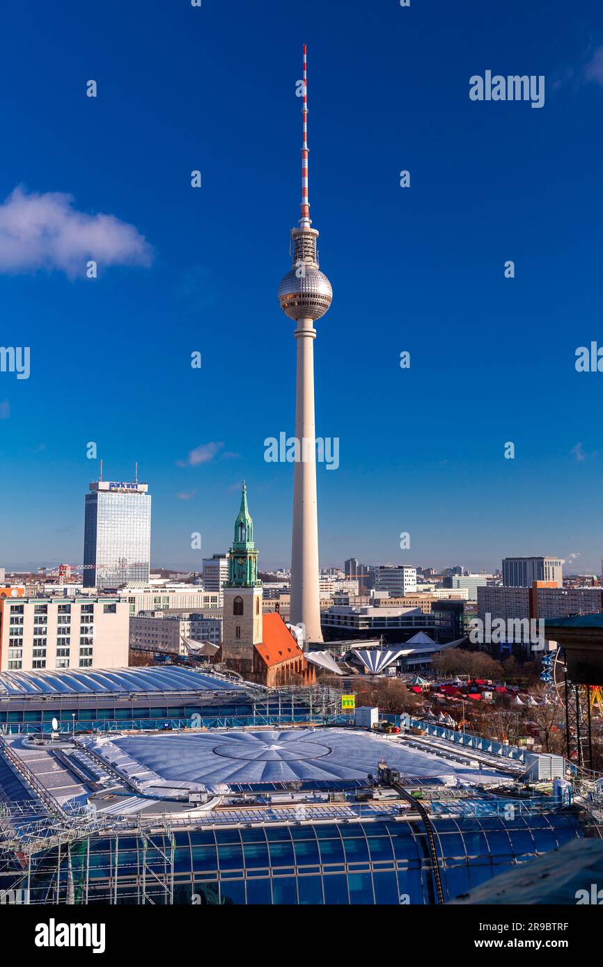 Berlin, Deutschland - 20. Dezember 2021: Berliner Fernsehturm oder Berliner Fernsehturm bei Nacht. Das berühmte 368 Meter hohe Gebäude wurde 1969 eröffnet Stockfoto