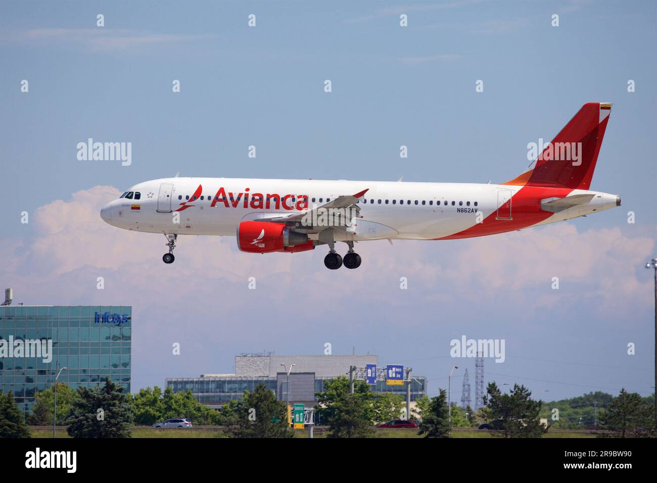 Avianca Airbus 320, N862AV, Landing am Toronto Pearson Airport, Runway 05L Stockfoto