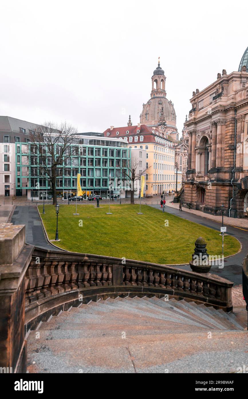 Dresden - 19. Dezember 2021: Frauenkirche am Neumarkt, Dresdner Altstadt, Sachsen. Das barocke Gebäude ist eines der größten Stockfoto