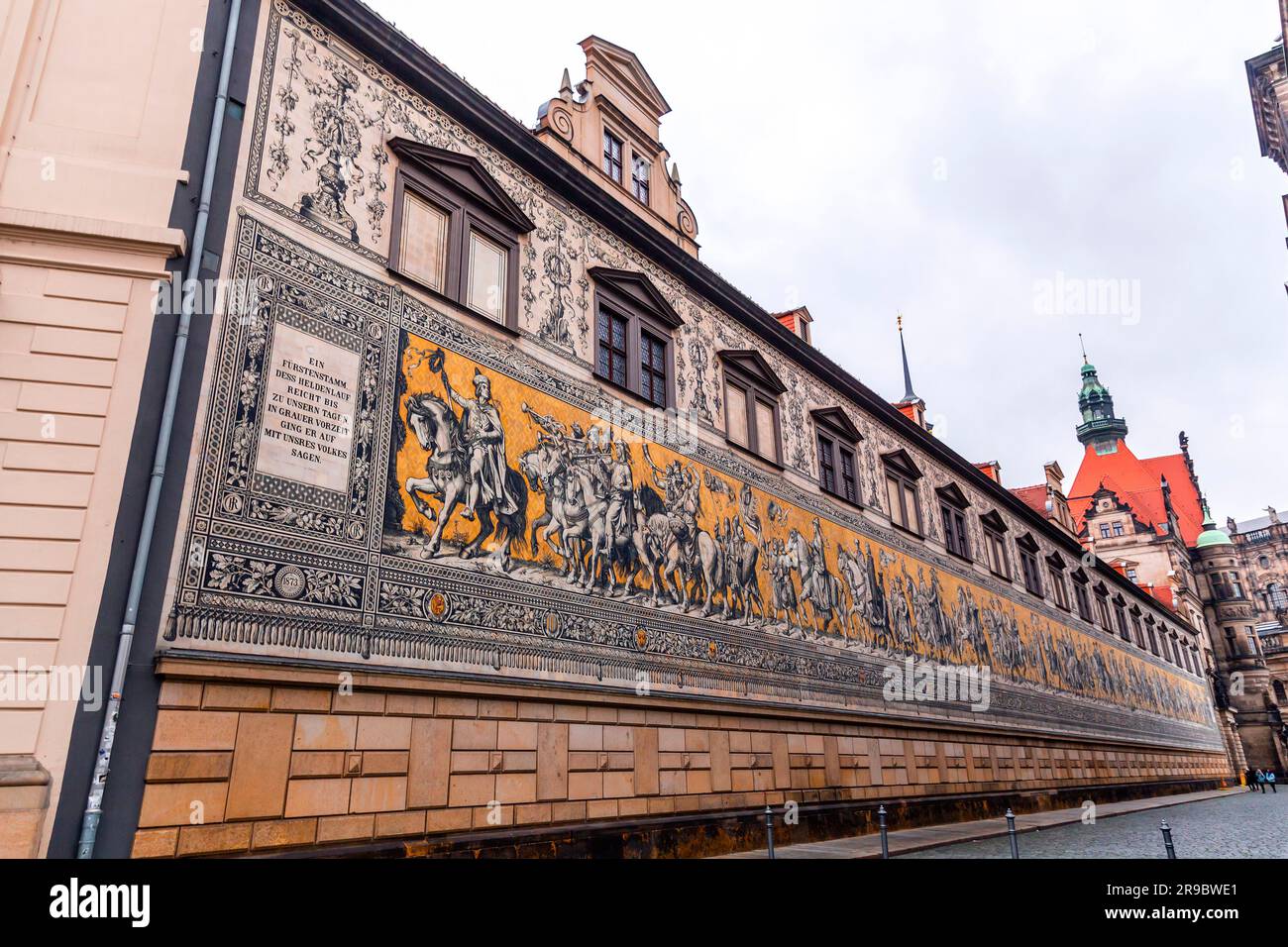 Dresden, Deutschland - 19. Dezember 2021: Fürstenzug, ein Porzellangemälde zur Darstellung der sächsischen Kaiser in der Augustusstraße, Dresdner Altstadt. Stockfoto