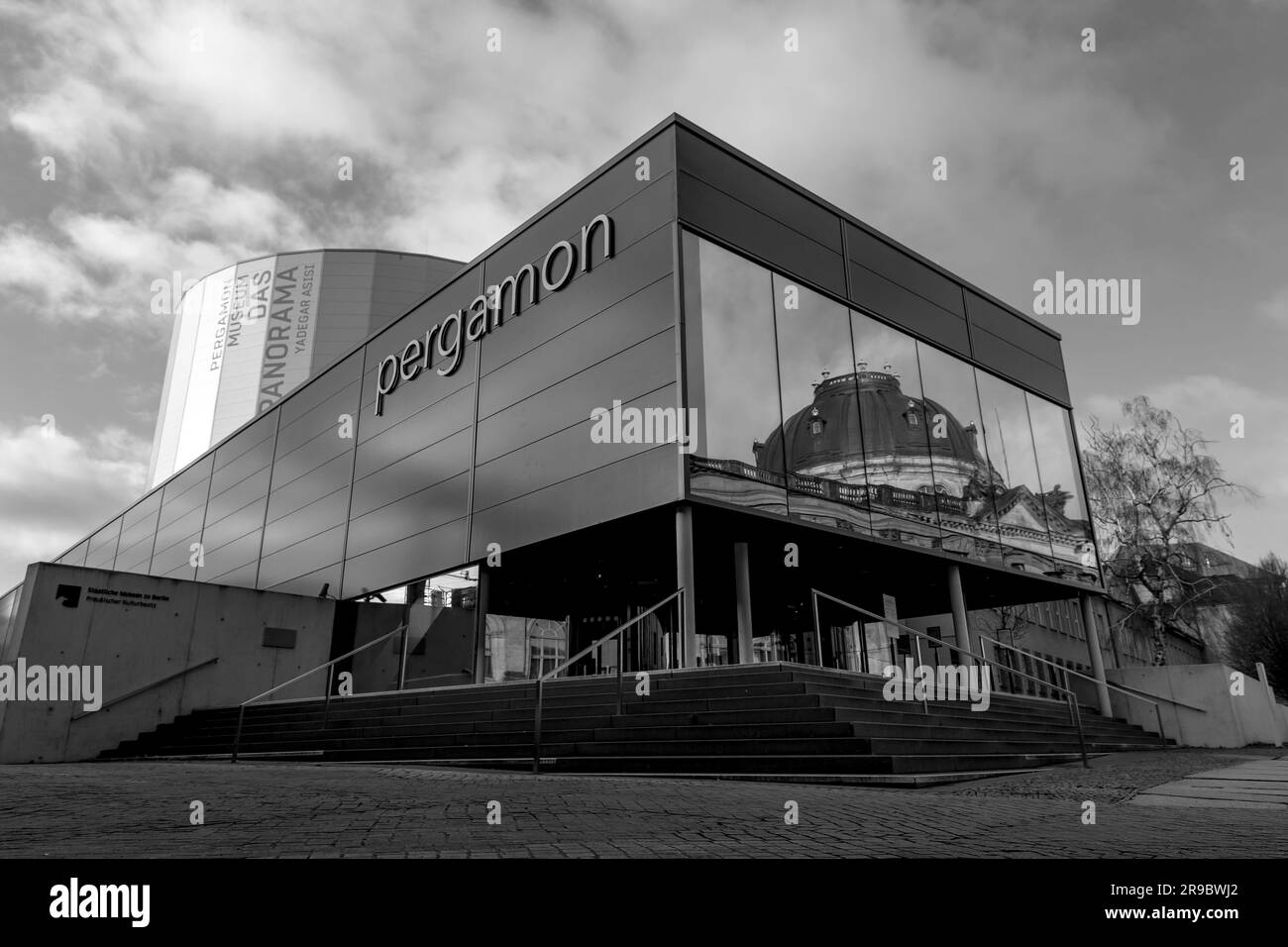 Berlin, Deutschland - 120. DEZ. 2021: Das moderne Gebäude des Pergamon-Museums Panorama, in dem eine 360-Grad-Projektion des antiken Pergamon gezeigt wird. Stockfoto