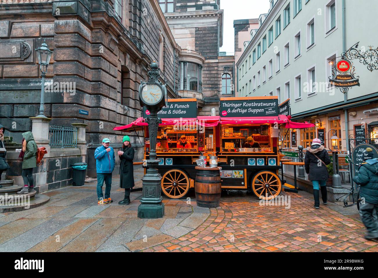 Dresden, Deutschland - 19. Dezember 2021: Kiosk, der Snacks und warme Getränke auf der Straße in Dresden, Sachsen, verkauft. Stockfoto