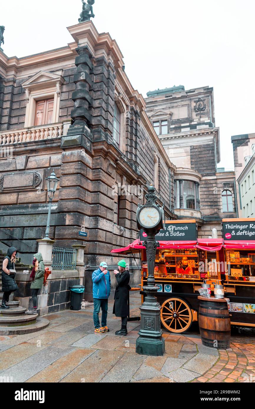 Dresden, Deutschland - 19. Dezember 2021: Kiosk, der Snacks und warme Getränke auf der Straße in Dresden, Sachsen, verkauft. Stockfoto