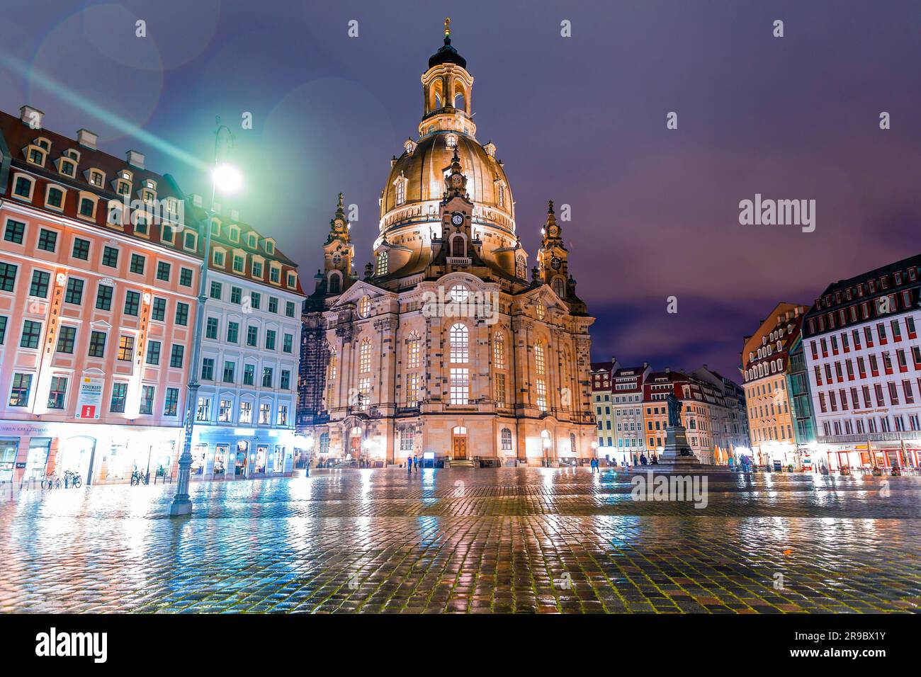 Dresden - 19. Dezember 2021: Frauenkirche am Neumarkt, Dresdner Altstadt, Sachsen. Das barocke Gebäude ist eines der größten Stockfoto