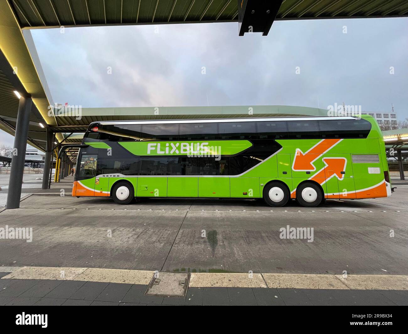 Berlin, Deutschland - 19. DEZ. 2021: FlixBus Intercity Bus am Busbahnhof in Berlin. Stockfoto