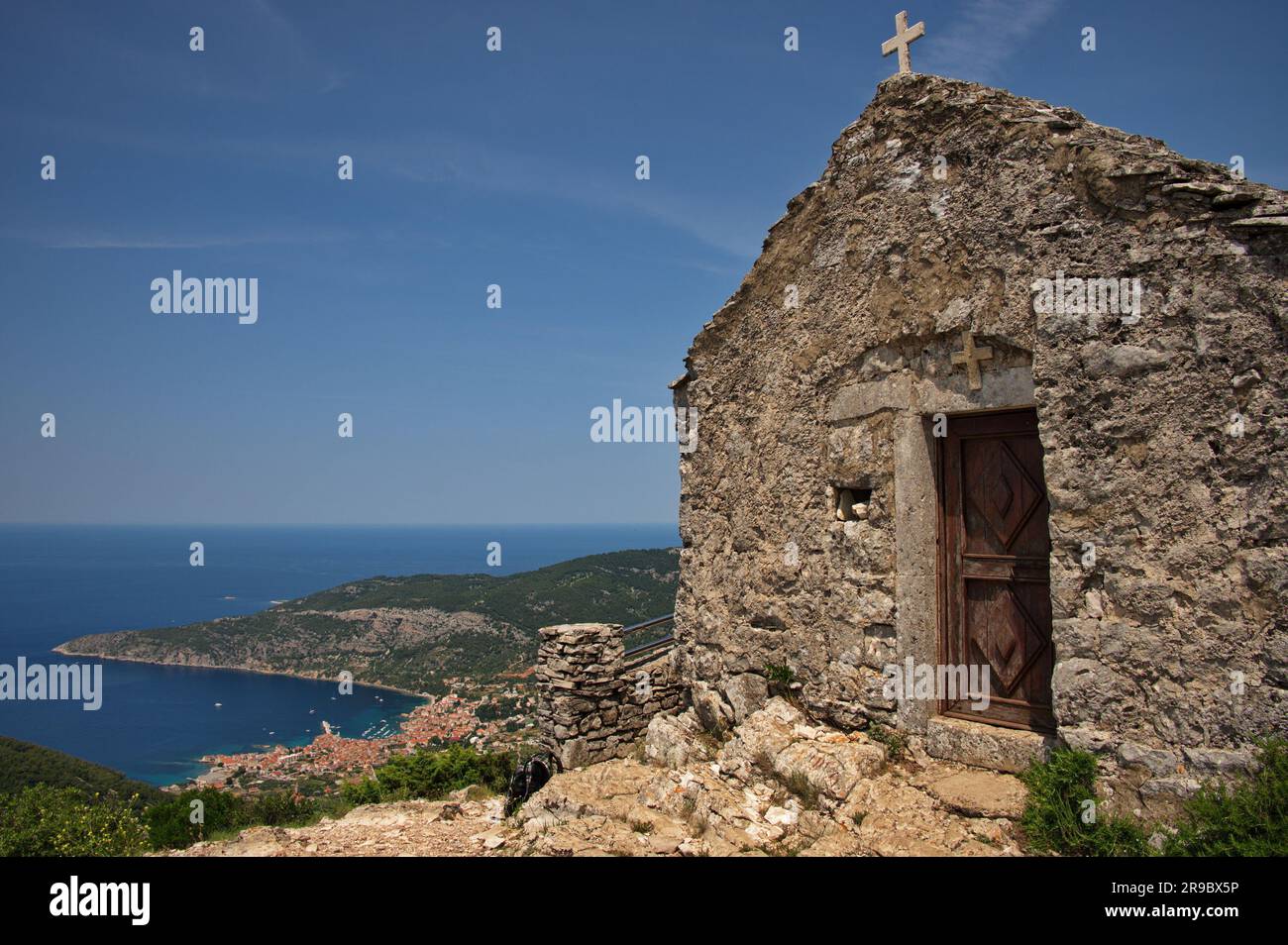 Kleine mittelalterliche Steinkirche auf dem Hügel mit wunderschönem Blick auf die Adriaküste Stockfoto