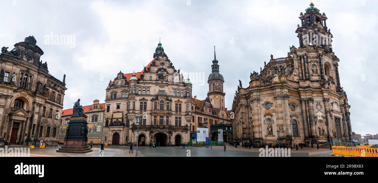 Dresden, Deutschland - 19. Dezember 2021: Hausmannsturm-Turm und Dresdner Kathedrale Katholischer Hof Kirche in der Altstadt oder Dresdner Altstadt, Sachsen, Stockfoto