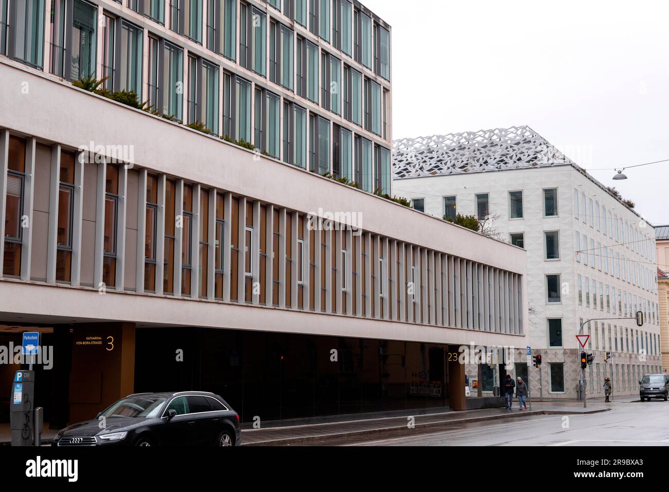 München, Deutschland - 24. DEZ. 2021: Blick auf die Straße von einer Wohngegend Münchens, Stadtbild von der bayerischen Hauptstadt. Stockfoto