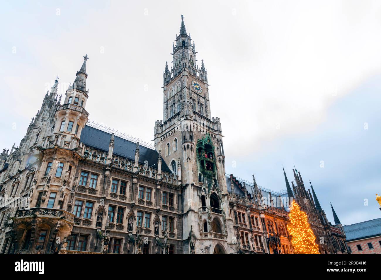 Das Rathaus-Glockenspiel in München ist eine Touristenattraktion am Marienplatz, dem Herzen Münchens. Stockfoto