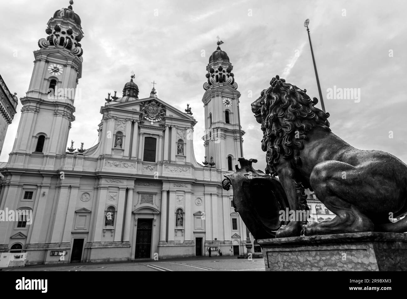 Odeonsplatz, wo bedeutende Bauwerke wie Feldherrnhalle, Palais Preysing, St. Cajetan Church etc. Befinden sich in München. Stockfoto