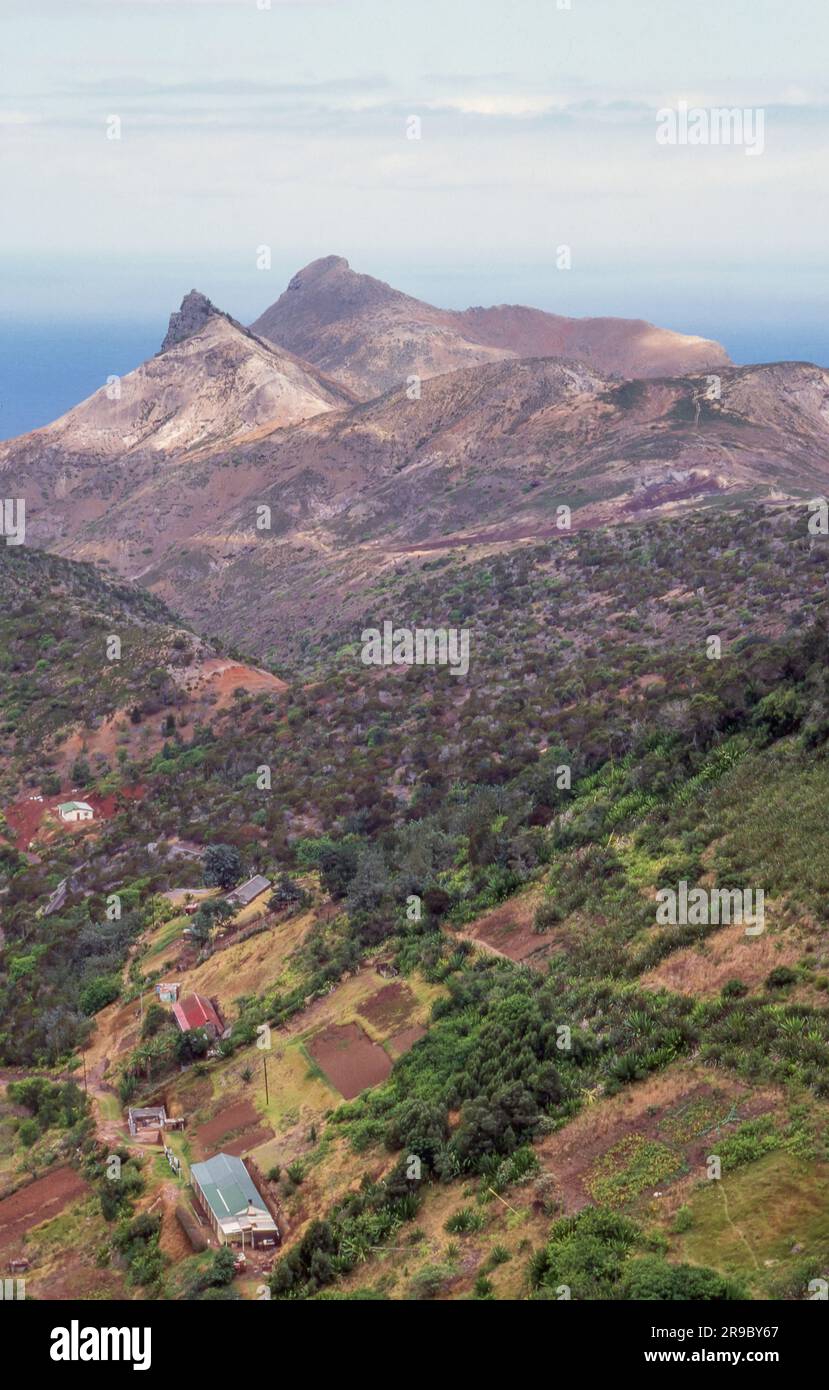Kleine Bauernhöfe auf der Insel St. Helena mit dem Atlantischen Ozean im Hintergrund. Stockfoto