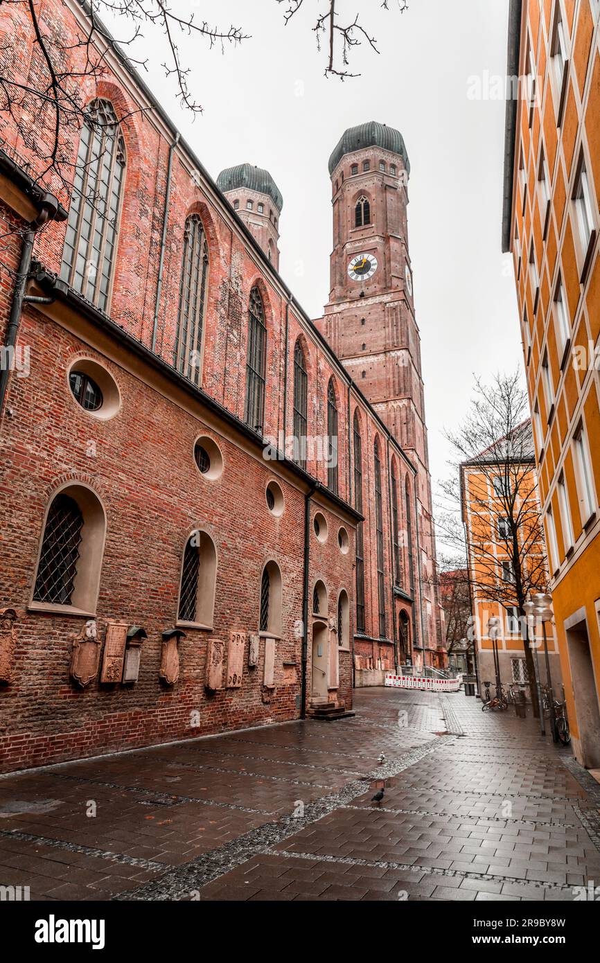 Außenansicht der Frauenkirche, der Frauenkirche in München, Bayern. Das Gebäude ist das bekannteste Gebäude Münchens. Stockfoto