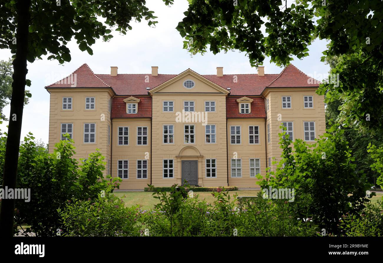 Mirow, Deutschland. 20. Juni 2023. Das Schloss in Mirow. Sophie Charlotte von Mecklenburg-Strelitz, später Königin Charlotte von England (1744-1818), wurde in Mirow geboren und lebte hier für die ersten 17 Jahre ihres Lebens bis zu ihrer Hochzeit mit dem englischen König George III (1738-1820). Ihr Leben wird nun einem breiten und auch jungen Publikum durch die Netflix-Serie „Queen Charlotte: A Bridgerton Story“ bekannt. Kredit: Bernd Wüstneck/dpa/Alamy Live News Stockfoto