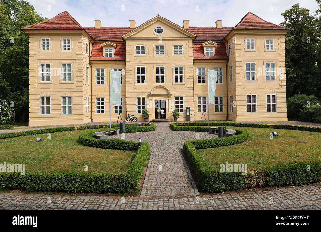 Mirow, Deutschland. 20. Juni 2023. Das Schloss in Mirow. Sophie Charlotte von Mecklenburg-Strelitz, später Königin Charlotte von England (1744-1818), wurde in Mirow geboren und lebte hier für die ersten 17 Jahre ihres Lebens bis zu ihrer Hochzeit mit dem englischen König George III (1738-1820). Ihr Leben wird nun einem breiten und auch jungen Publikum durch die Netflix-Serie „Queen Charlotte: A Bridgerton Story“ bekannt. Kredit: Bernd Wüstneck/dpa/Alamy Live News Stockfoto