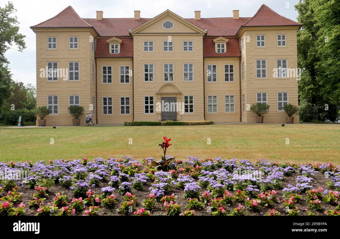 Mirow, Deutschland. 20. Juni 2023. Das Schloss in Mirow. Sophie Charlotte von Mecklenburg-Strelitz, später Königin Charlotte von England (1744-1818), wurde in Mirow geboren und lebte hier für die ersten 17 Jahre ihres Lebens bis zu ihrer Hochzeit mit dem englischen König George III (1738-1820). Ihr Leben wird nun einem breiten und auch jungen Publikum durch die Netflix-Serie „Queen Charlotte: A Bridgerton Story“ bekannt. Kredit: Bernd Wüstneck/dpa/Alamy Live News Stockfoto