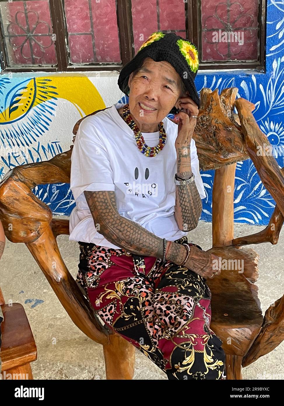 Buscalan, Philippinen. 24. Mai 2023. Maria Oggay, allgemein bekannt als Apo Whang-OD, ist die älteste Mambabatok- oder traditionelle Tattooistin auf den Philippinen. Mit 106 praktiziert Whang-OD noch immer die antike Kunst von Batok - die Technik des Tätowierens von Hand mit einem Zitronensdorn und Holzkohleruß, die sie als Teenager gelernt hat. (Zu dpa 'Tattoo Art at 106 years: Visiting Vogue Cover Girl Whang-OD') Kredit: Girlie Linao/dpa/Alamy Live News Stockfoto