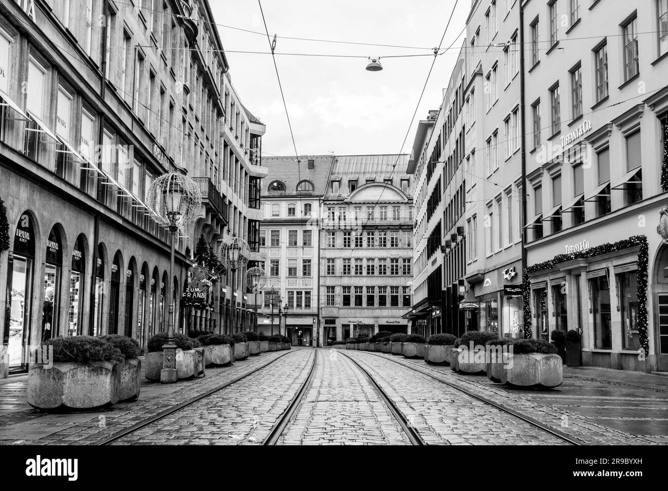 München, Deutschland - 25. DEZ. 2021: Gebäude am Max Joseph Platz im Zentrum von München, benannt nach König Maximilian Joseph. Stockfoto
