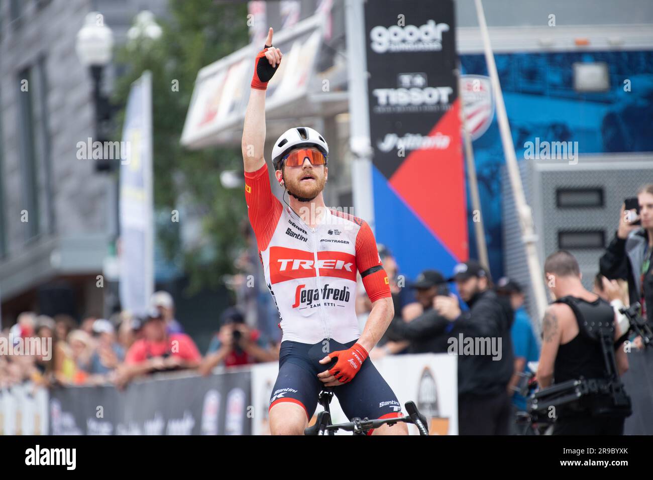 USA Cycling's Road Race National Championships, Knoxville, Tennessee, USA. 25. Juni 2023. Quinn Simmons vom Trek-Segafredo-Fahrradteam feiert den Sieg des Straßenrennen für Männer. Kredit: Casey B. Gibson/Alamy Live News Stockfoto