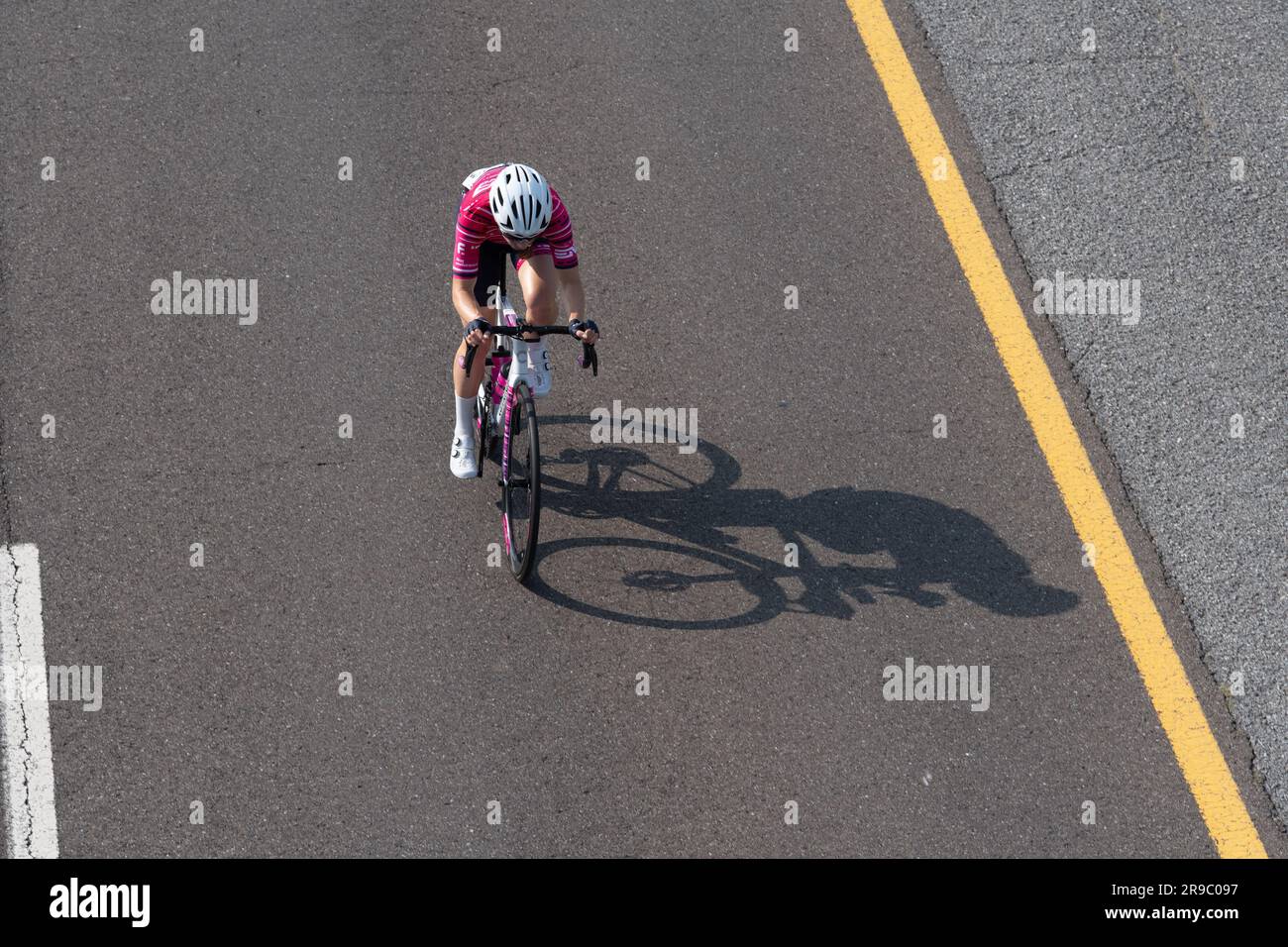 USA Cycling's Road Race National Championships, Knoxville, Tennessee, USA. 25. Juni 2023. Ein Fahrer aus DNA-Rennen und ihr Schatten auf der Straße. Kredit: Casey B. Gibson/Alamy Live News Stockfoto