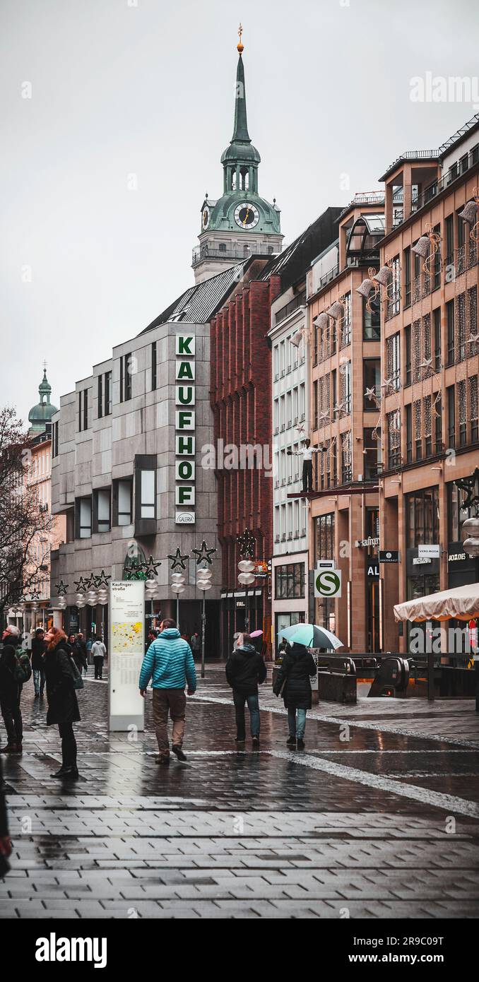 München, Deutschland - 26. DEZ. 2021: Blick von der Kaufinger Street oder der Kaufingerstraße, einer Fußgängerzone, die den Karlplatz mit dem Marienplatz verbindet Stockfoto