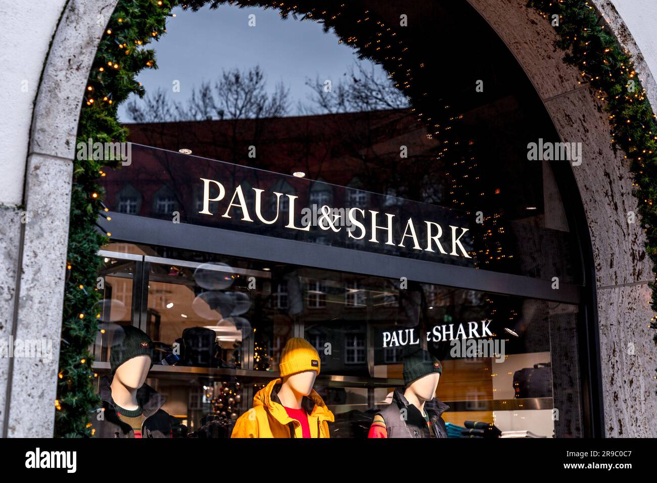 München, Deutschland - 26. DEZ. 2021: Schild und Ladenfront der Münchner Zweigstelle der Bekleidungsmarke Paul & Shark am Frauenplatz, München. Stockfoto