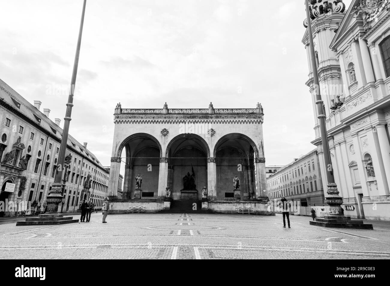 München, Deutschland - 25. DEZ. 2021: Odeonsplatz mit bedeutenden Bauten wie Feldherrnhalle, Palais Preysing, St. Cajetan Church usw. befinden sich in Mu Stockfoto