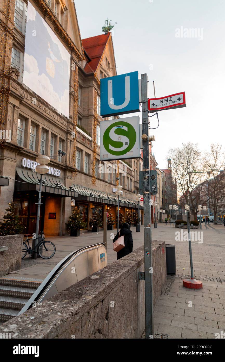 München, Deutschland - 23. DEZ. 2021: Eingang der Münchner U-Bahn am Karlplatz, einem der lebhaftesten Plätze in München, der bayerischen Hauptstadt Stockfoto