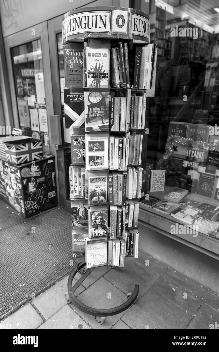 München, Deutschland - 23. DEZEMBER 2021: Gebrauchte Bücher zum Verkauf an einem Buchladen in München. Stockfoto