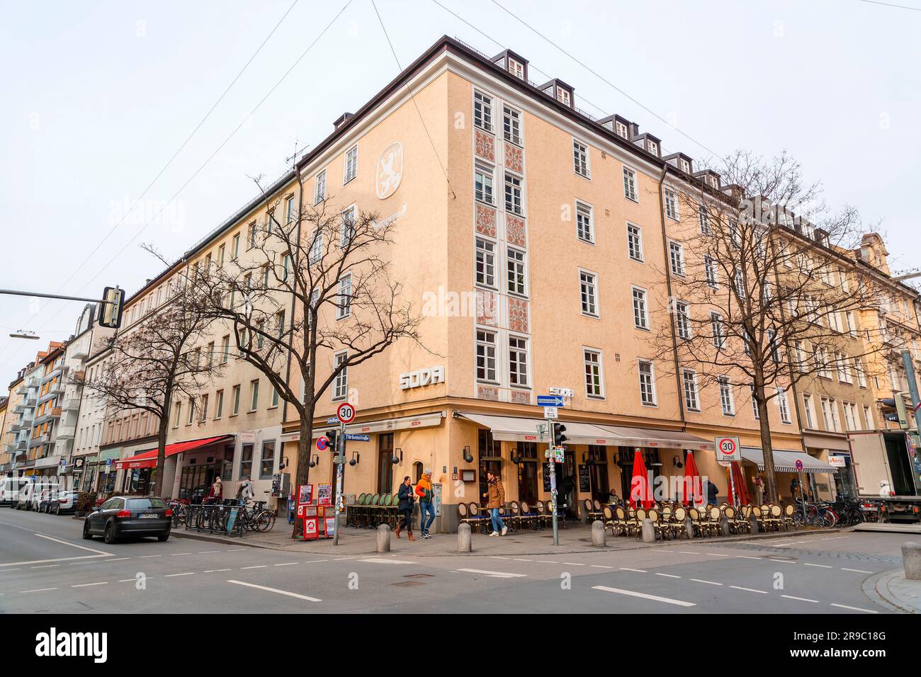 München, Deutschland - 23. DEZ. 2021: Blick auf die Straße von einer Wohngegend Münchens, Stadtbild von der bayerischen Hauptstadt. Stockfoto