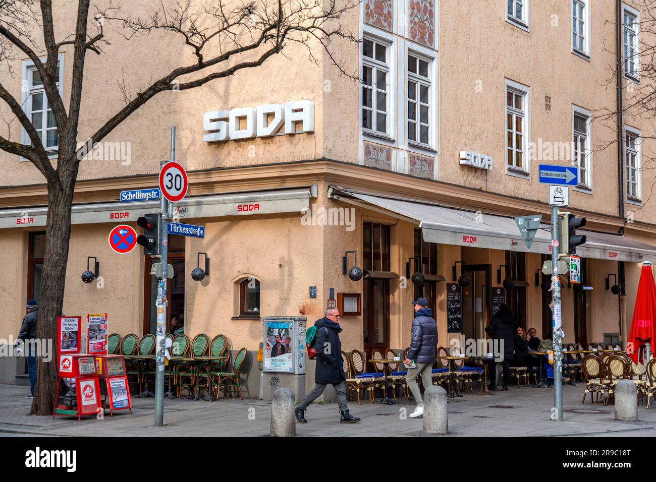 München, Deutschland - 23. DEZ. 2021: Blick auf die Straße von einer Wohngegend Münchens, Stadtbild von der bayerischen Hauptstadt. Stockfoto