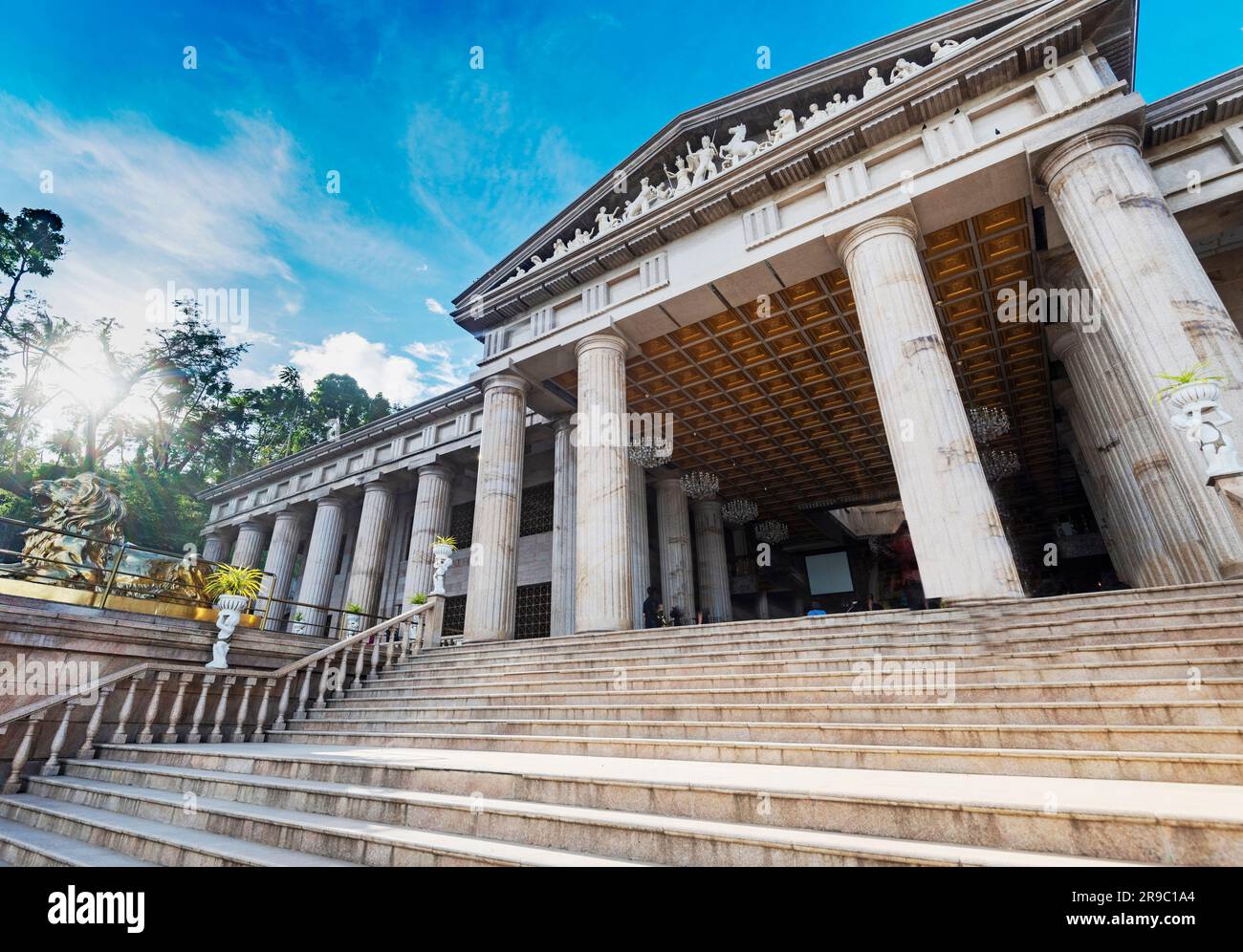 Cebu City, Philippinen-Januar 18. 2023: Besucher des romanischen Tempels, der 2012 als Symbol der Liebe zur verstorbenen Frau des Architekten erbaut wurde, steigen hinab Stockfoto