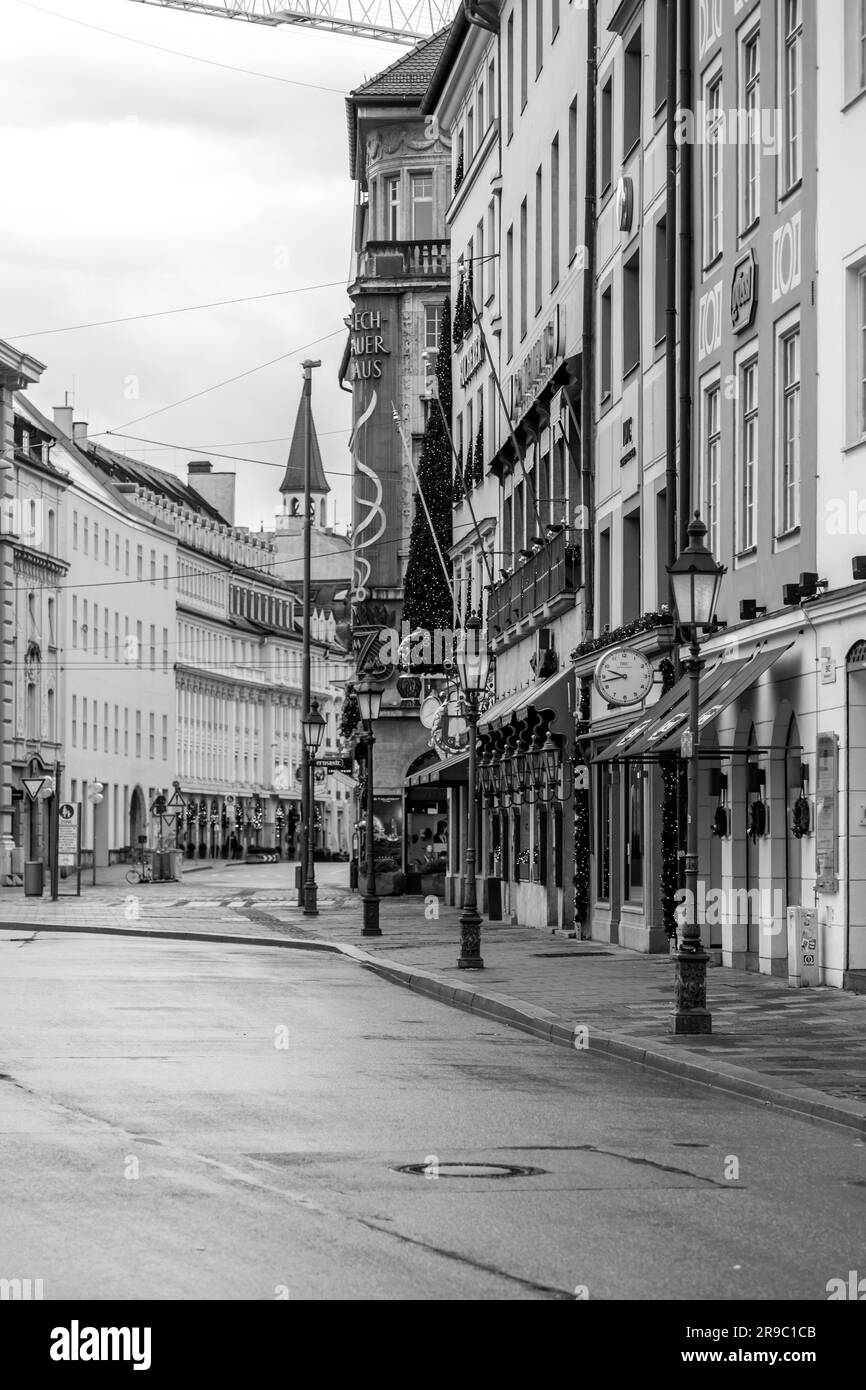 München - 25. Dezember 2021: Typische Architektur und Straßenblick in München, der Hauptstadt des Bayerischen Landes. Stockfoto