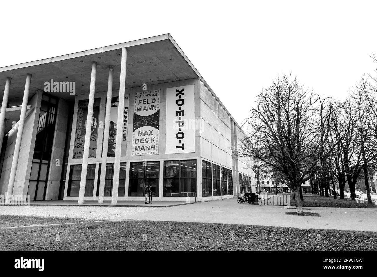 München, Deutschland - 23. DEZ. 2021: Fassade der neuen Pinakothek, des Münchner Museums für moderne Kunst, Bayern. Stockfoto