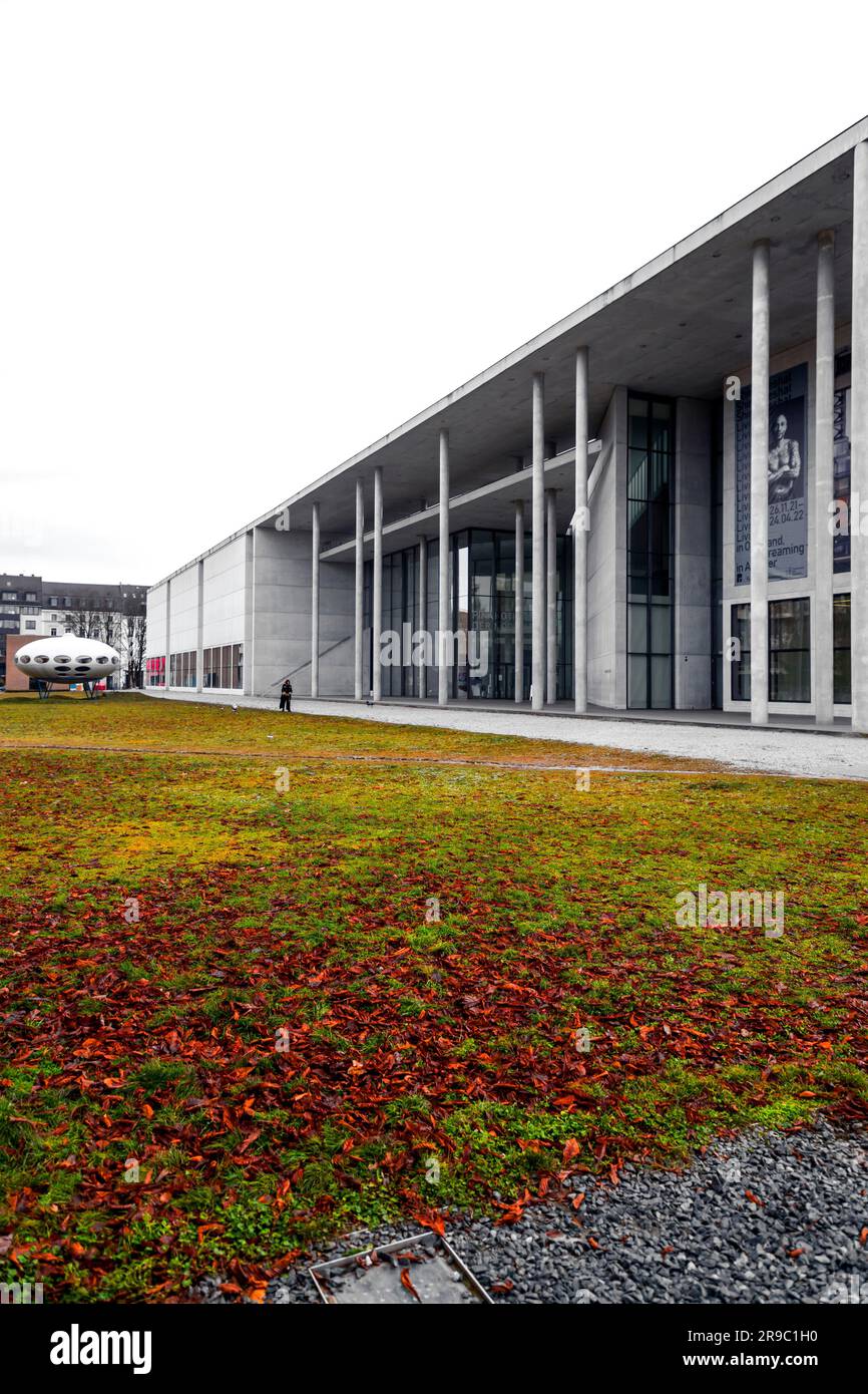 München, Deutschland - 23. DEZ. 2021: Fassade der neuen Pinakothek, des Münchner Museums für moderne Kunst, Bayern. Stockfoto