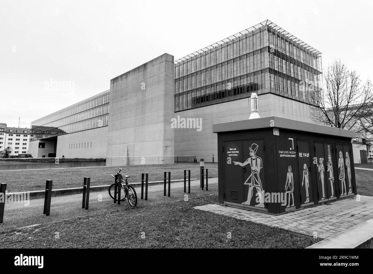 München, Deutschland - 23. DEZ. 2021: Fassade der neuen Pinakothek, des Münchner Museums für moderne Kunst, Bayern. Stockfoto
