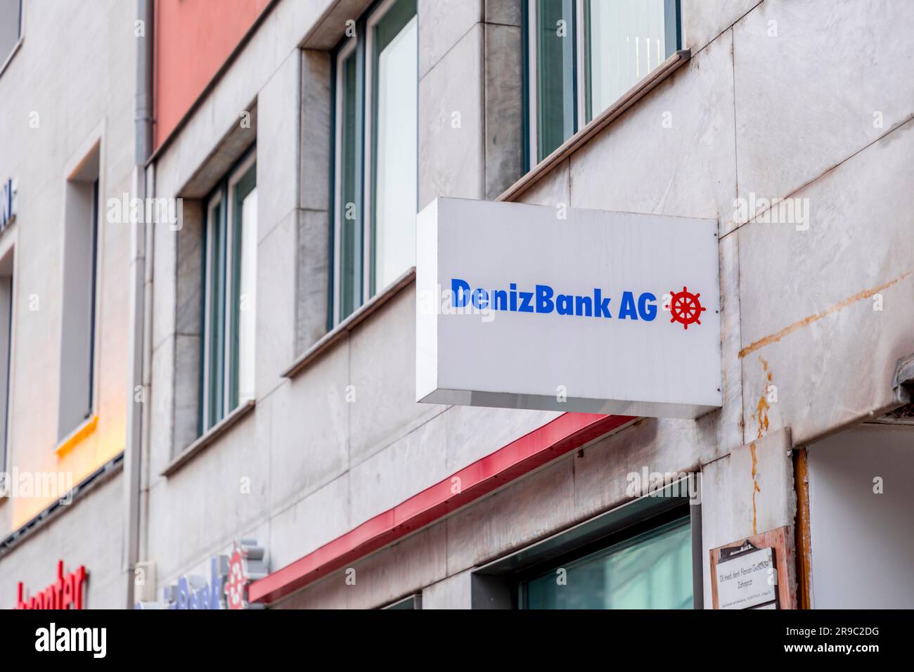 München, Deutschland - 23. DEZEMBER 2021: Münchner Zweigstelle der DenizBank AG, einer international tätigen türkischen Bank mit Hauptsitz in Dubai. Stockfoto