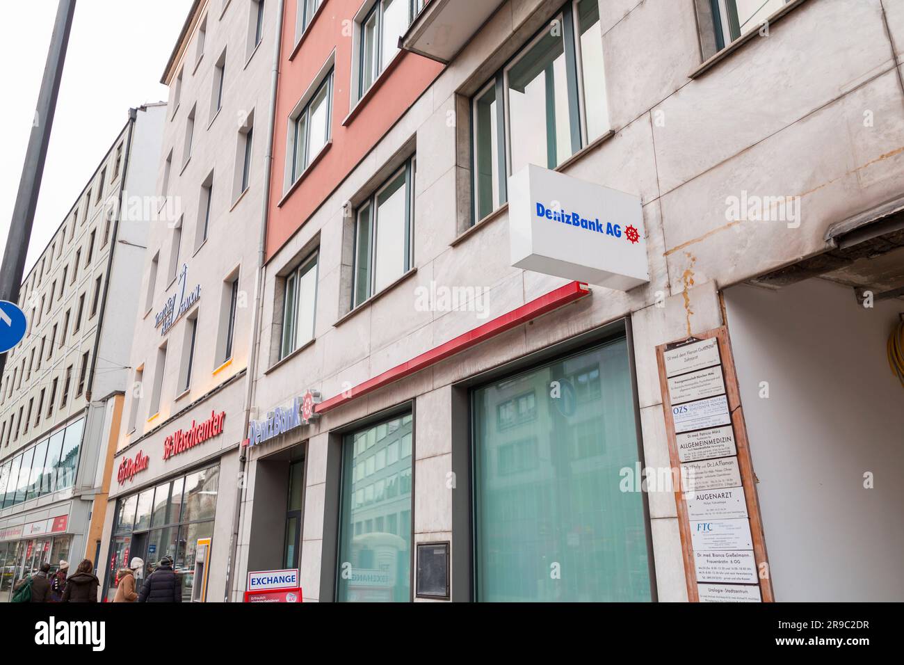 München, Deutschland - 23. DEZEMBER 2021: Münchner Zweigstelle der DenizBank AG, einer international tätigen türkischen Bank mit Hauptsitz in Dubai. Stockfoto