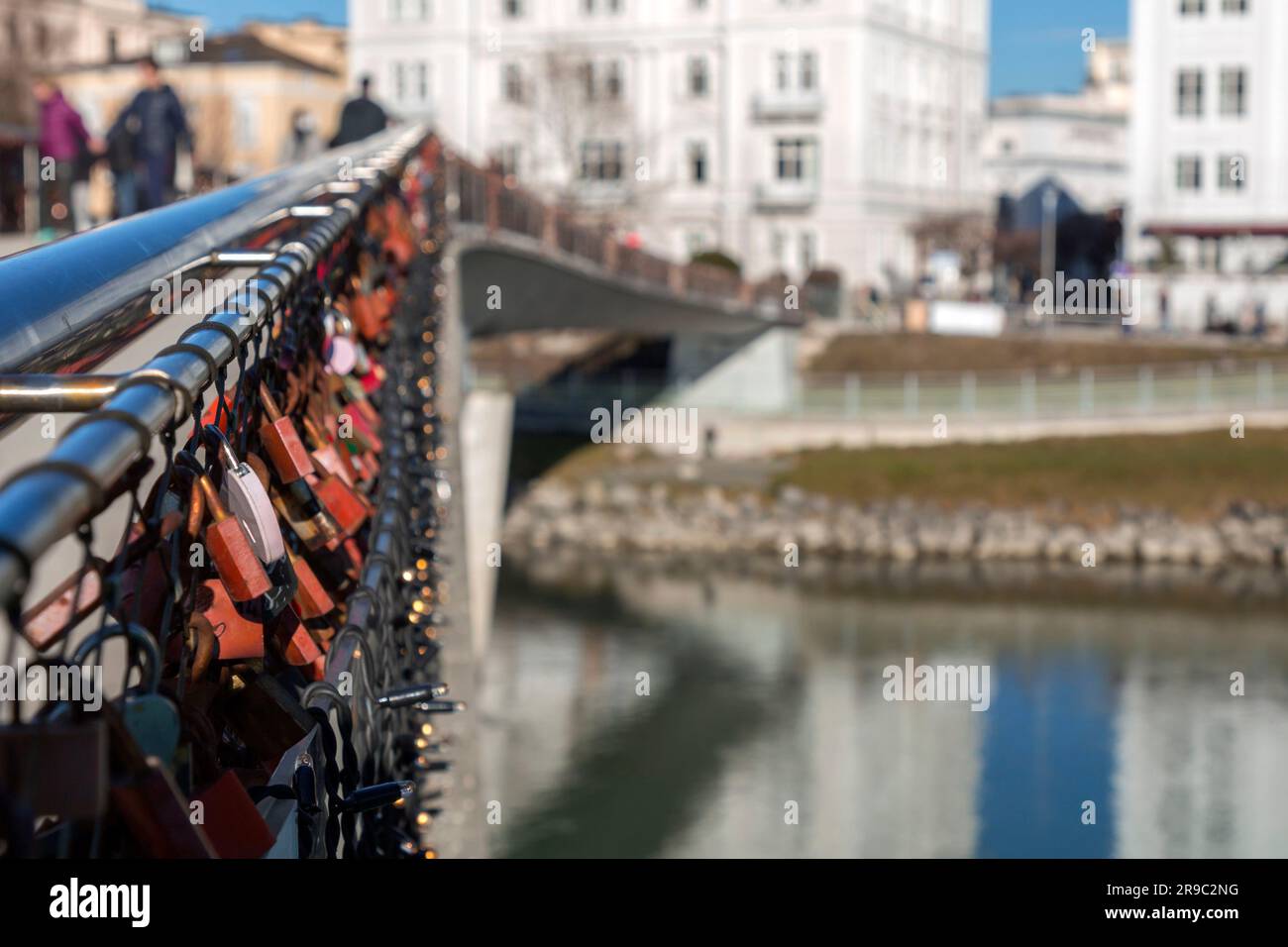 Liebesschlösser an der Makartsteg-Brücke oder die Love Locks-Brücke über der Salzach in Salzburg, Österreich. Stockfoto