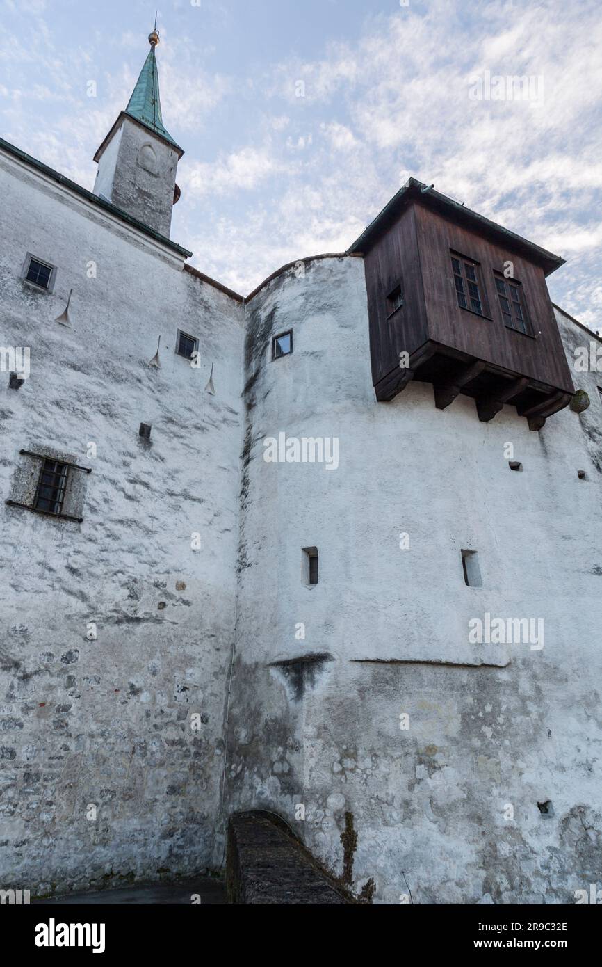 Blick auf die Festung Hohensalzburg oder die Festung Hohensalzburg, eine große mittelalterliche Festung auf einem Hügel mit Blick über Salzburg. Stockfoto