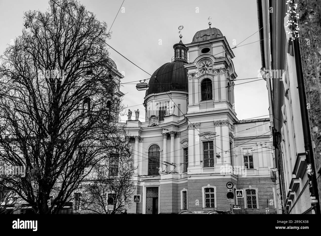 Salzburg, Österreich - 27. DEZEMBER 2021: Dreifaltigkeitskirche, römisch-katholische Kirche in Salzburg, Österreich. Entworfen von Johann Be Stockfoto