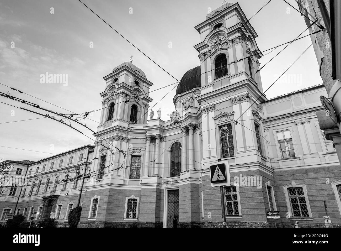 Salzburg, Österreich - 27. DEZEMBER 2021: Dreifaltigkeitskirche, römisch-katholische Kirche in Salzburg, Österreich. Entworfen von Johann Be Stockfoto